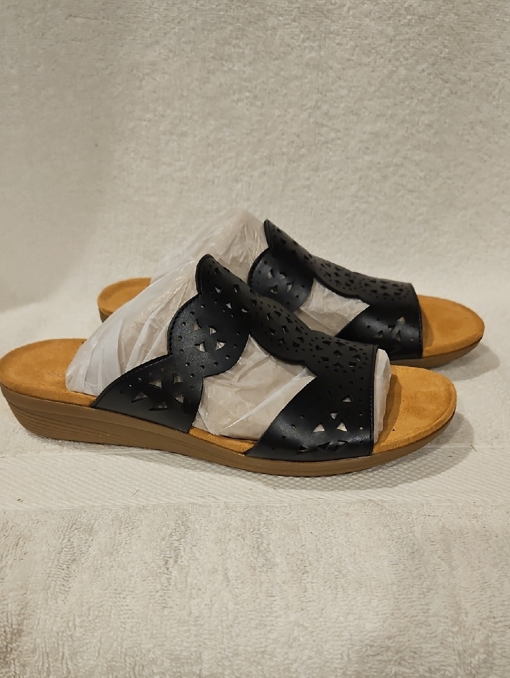 EASY SPIRIT SLIP ON SANDALS